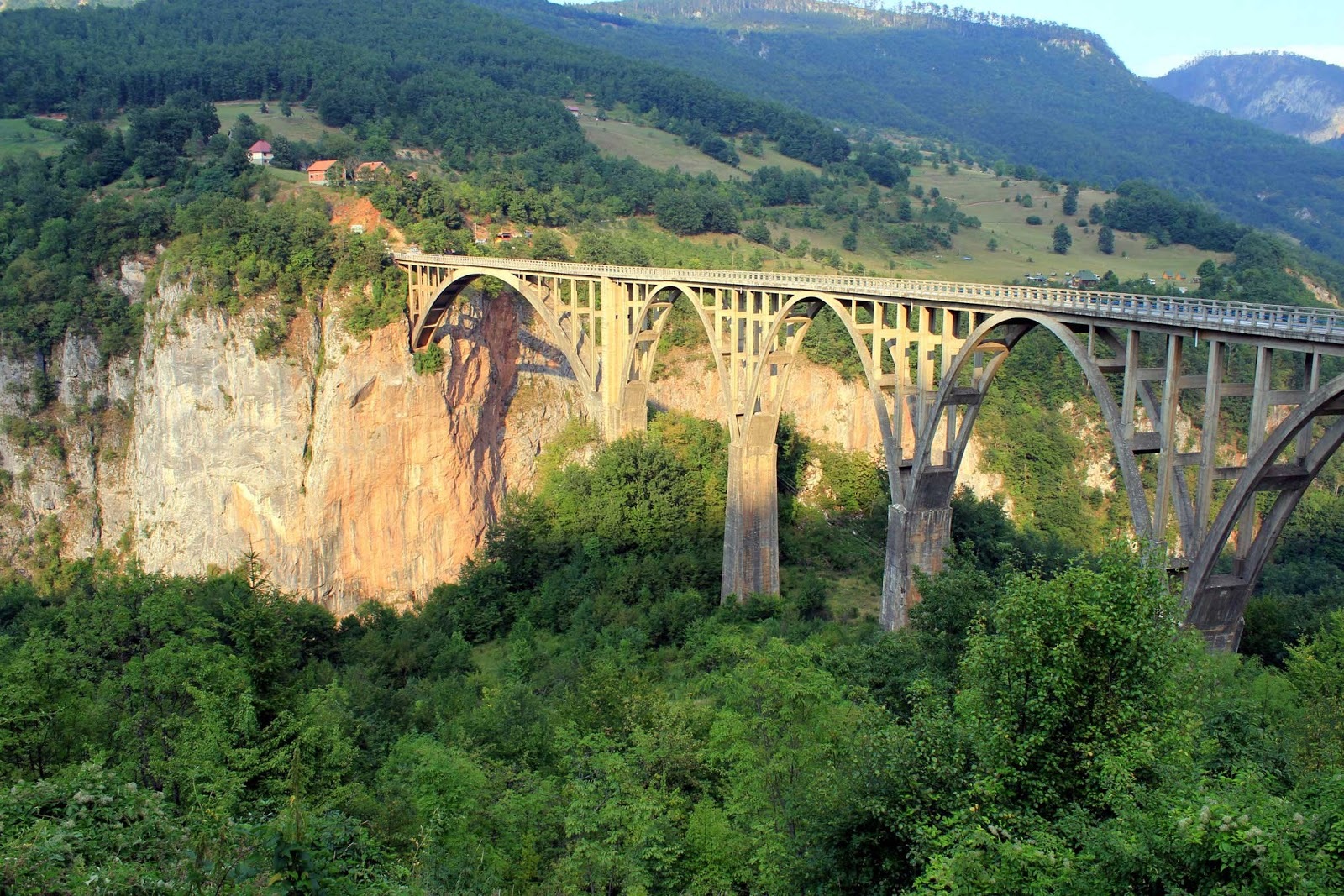 Мост в каньоне Тара